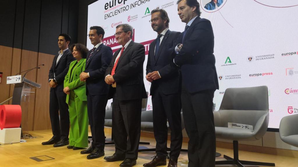 Los participantes en el encuentro de promoción de la candidatura de Granada a la sede de la Agencia de Supervisión de la Inteligencia Artificial, con su alcalde -Francisco Cuenca- en el centro.