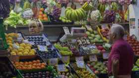 Un puesto de frutas y verduras en un mercado.