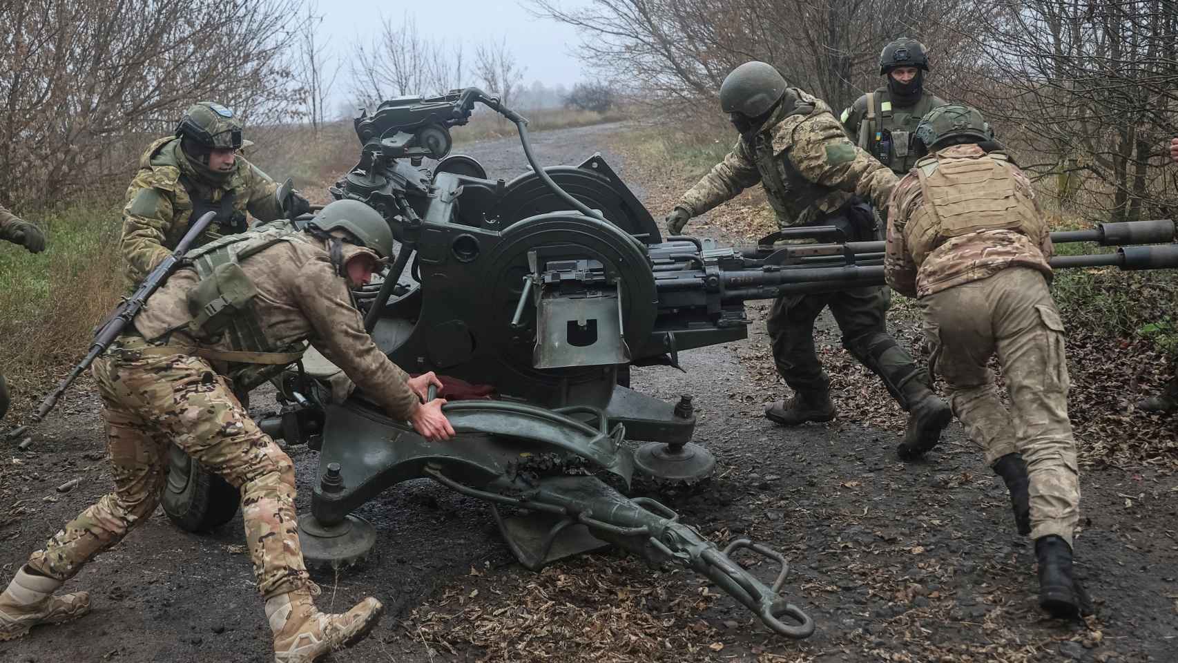 Militares ucranianos en el frente con un cañón antiaéreo ZU-23-2 en la región de Járkov.