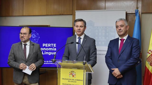 El rector de la Universidade de Santiago de Compostela (USC), Antonio López; el delegado del Gobierno en Galicia, José Miñones; y el secretario xeral de Política Lingüística de la Xunta, Valentín García