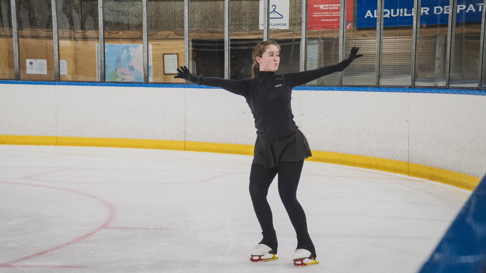 Elsa patinando.