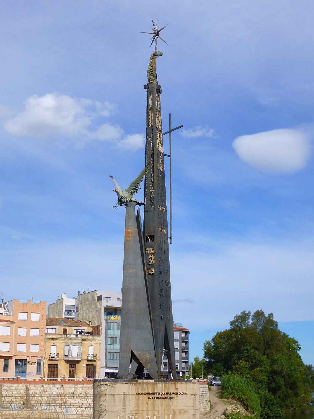 Monumento en Tortosa erigido en memoria de la Batalla del Ebro