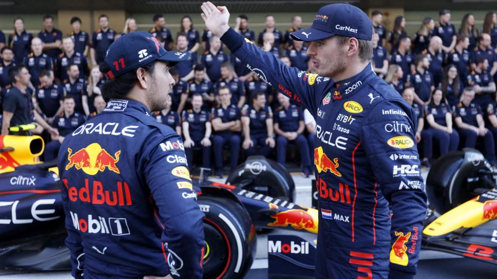 Checo Pérez y Verstappen dialogando tras la carrera.