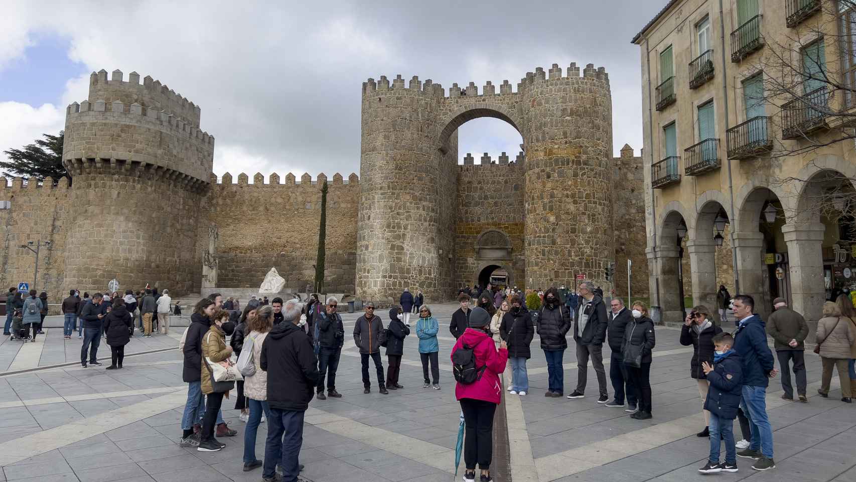 Turistas en la plaza de Santa Teresa de Ávila