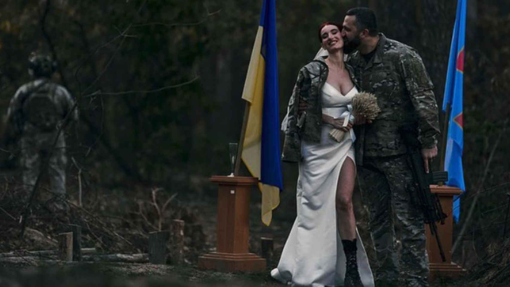 Evgenia Emerald y su marido, el oficial Henley, el día de su boda en los bosques de Járkov.