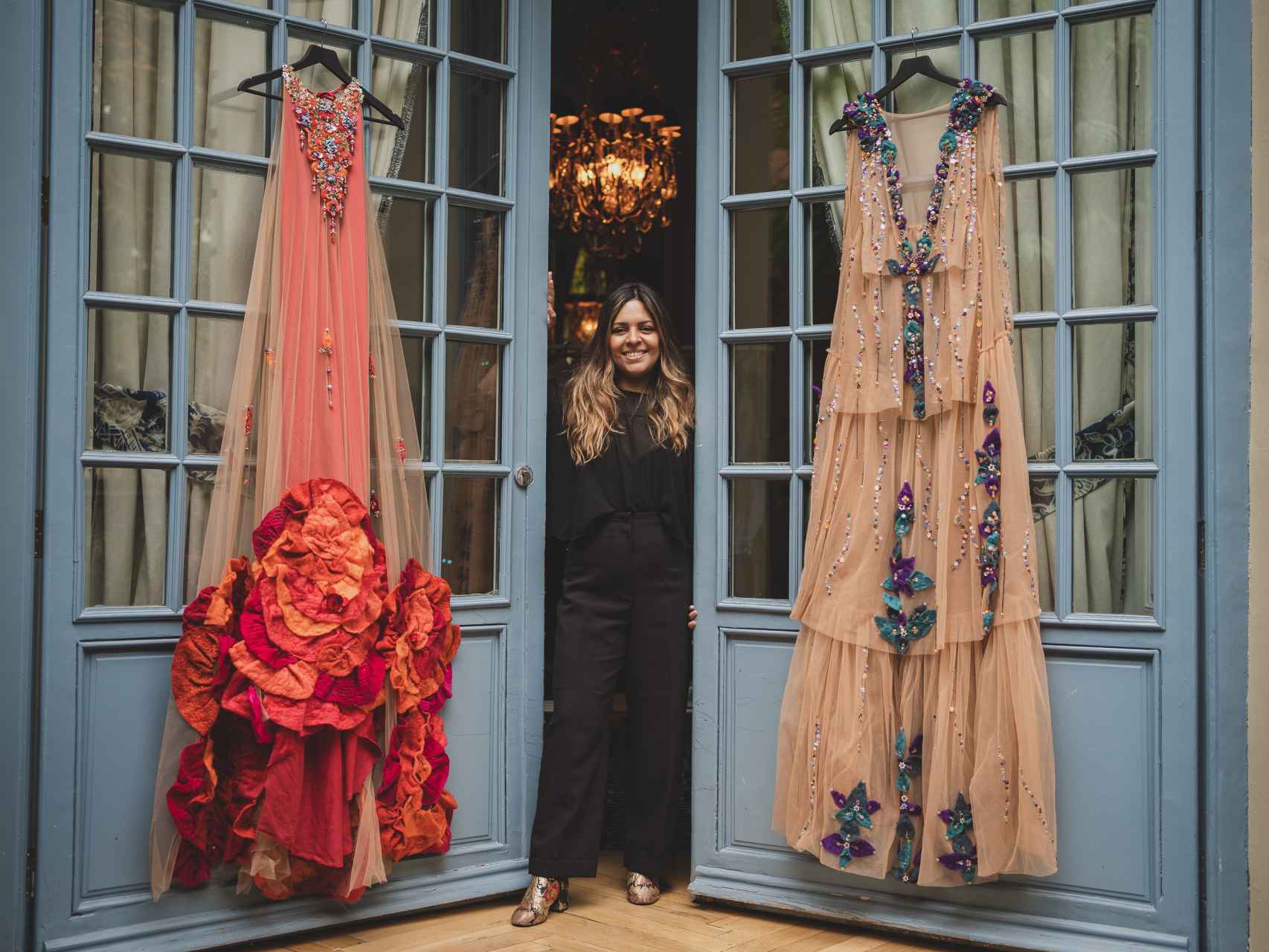 Julieta Cardozo, creadora de la marca Romeo de Julieta, con dos de sus diseños.
