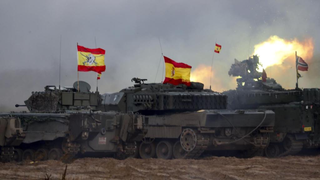 Militares españoles y británicos con sus vehículos blindados durante el entrenamiento de fuego durante el ejercicio militar 'Iron Spear', en la base militar de Adazi, Letonia.