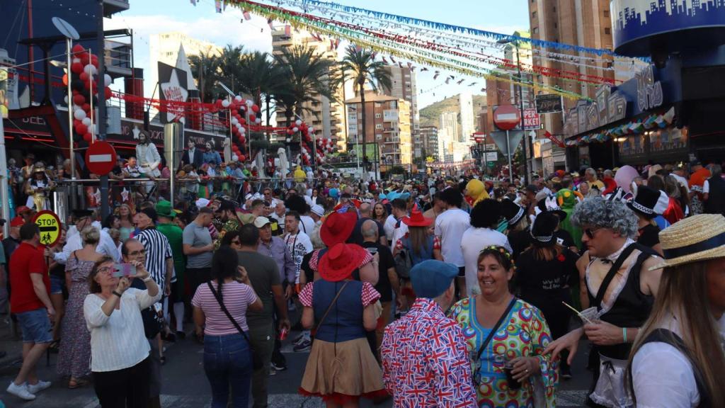 Las calles de la zona inglesa de Benidorm, llenas de gente por la 'Fancy Dress Party'.