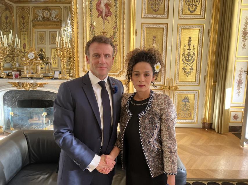 Emmanuel Macron junto a Masih Alinejad.