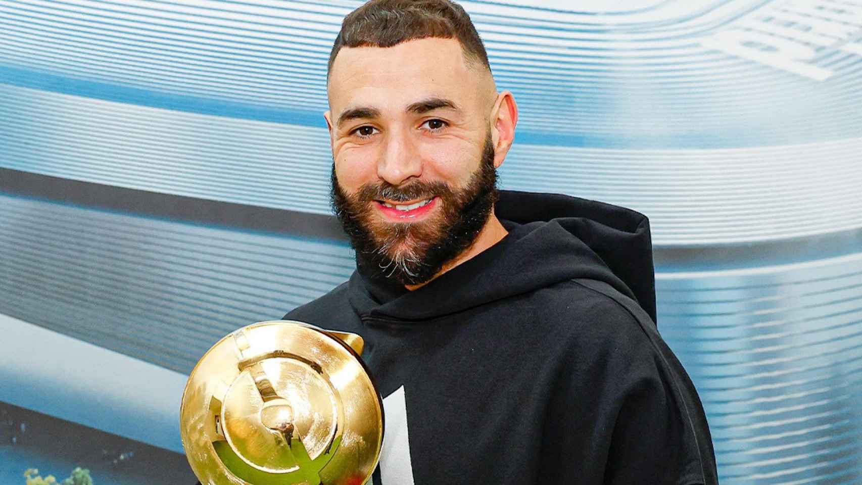 Karim Benzema, con su premio de los Globe Soccer 2022
