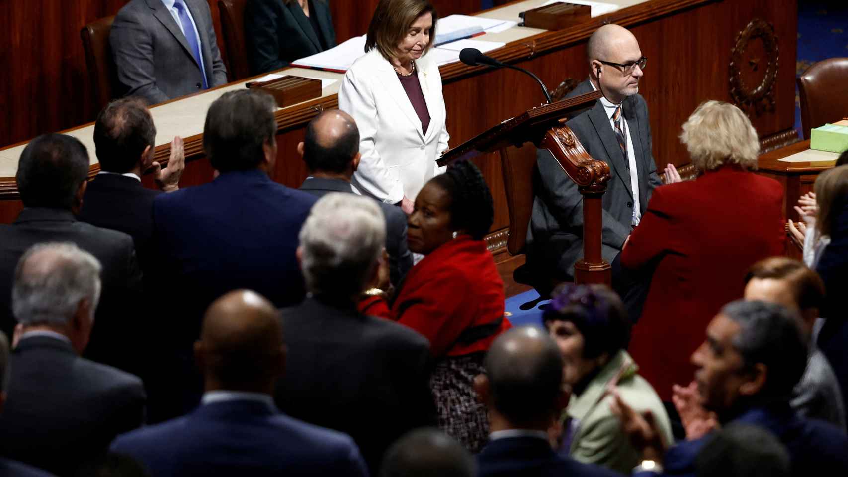 La presidenta de la Cámara de Representantes de EE . UU., Nancy Pelosi , anuncia que no buscará la reelección como presidenta en el Capitolio en Washington.
