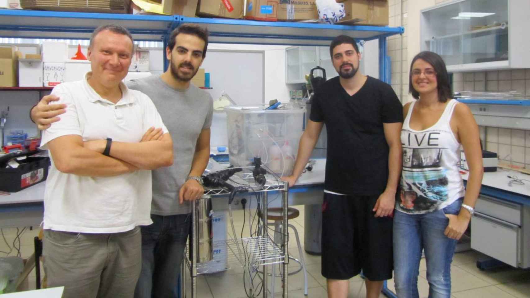 Ramón Risco, a la izquierda, con miembros del equipo de investigación Cryobiotech que dirige.
