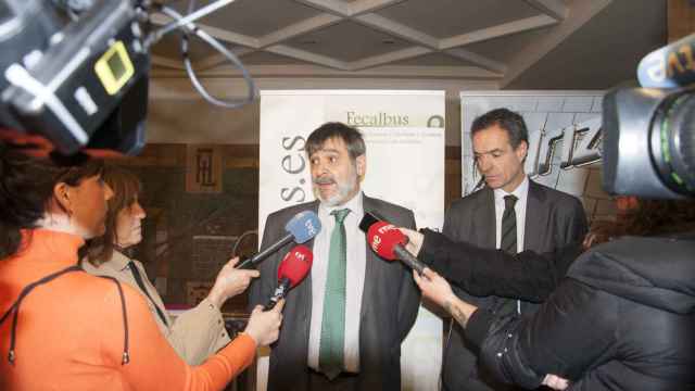 Juan Carlos Rodríguez, presidente de Fecalbus, atiende a los medios de comunicación