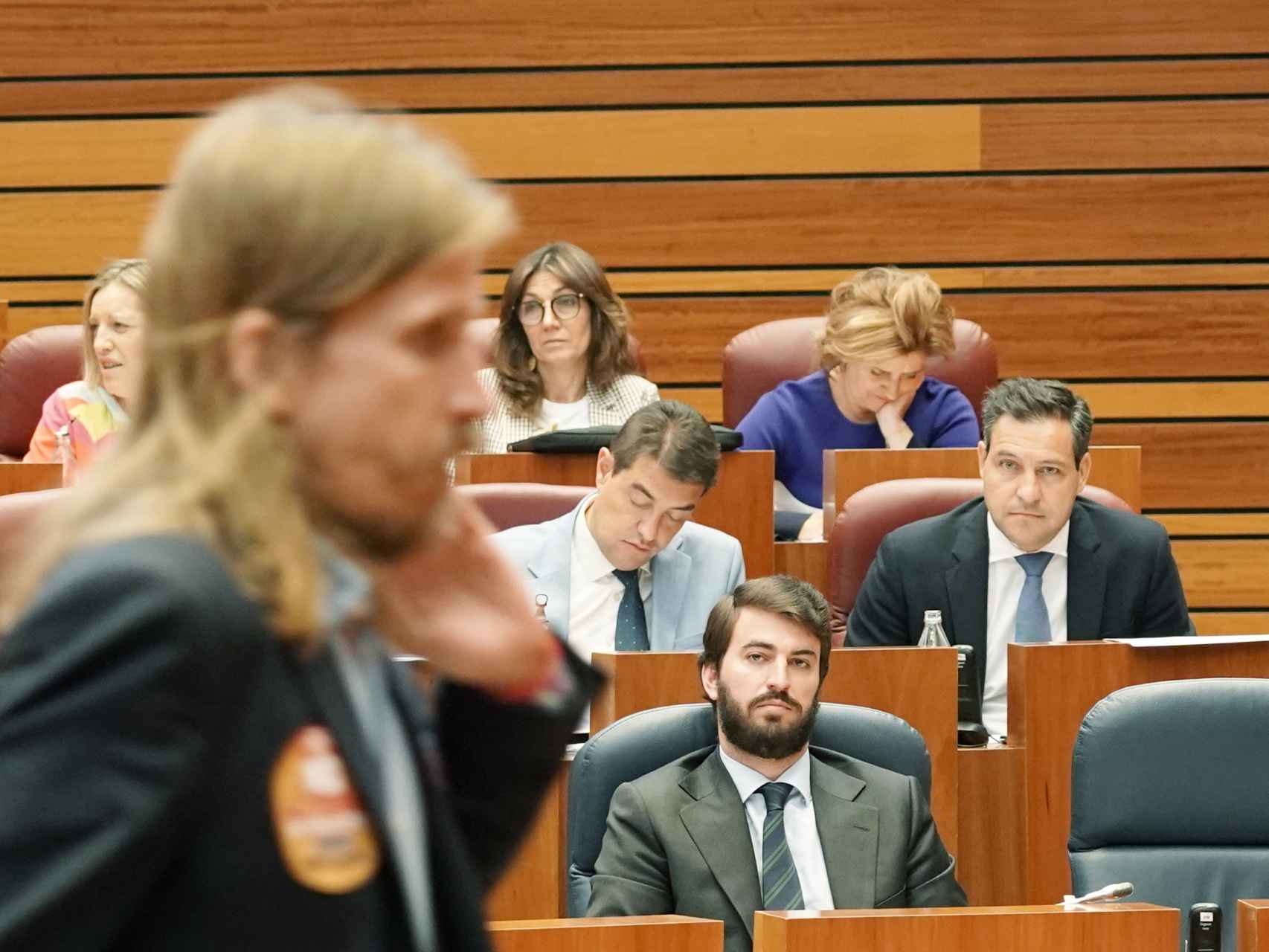 El vicepresidente de la Junta, Juan García-Gallardo, observa al procurador de Unidas Podemos, Pablo Fernández, durante un pleno de las Cortes.