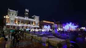 El Ayuntamiento de Valladolid iluminado con luces de Navidad