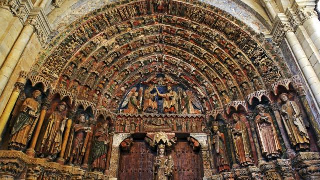 Portada de La Majestad de la Colegiata de Santa María la Mayor, bellamente policromada