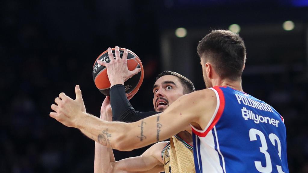 Satoransky protege el balón ante un rival del Anadolu Efes.