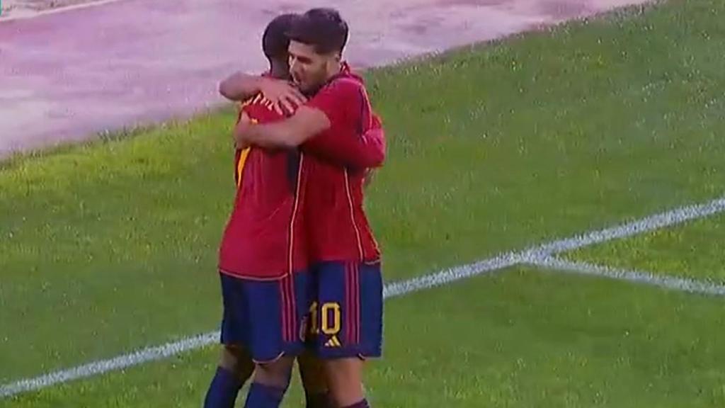 Asensio y Ansu Fati celebran el gol.