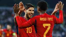Ansu Fati y Asensio celebran el gol del primero.