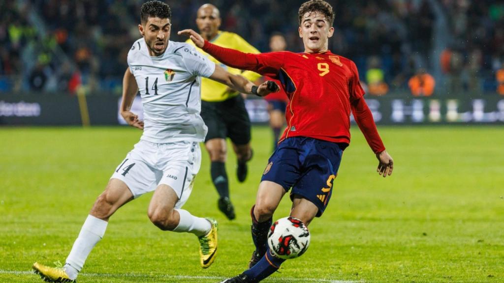 Gavi, autor del gol, durante el partido.