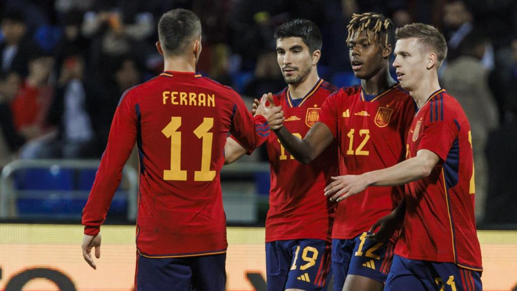 Los jugadores de España celebran un gol.