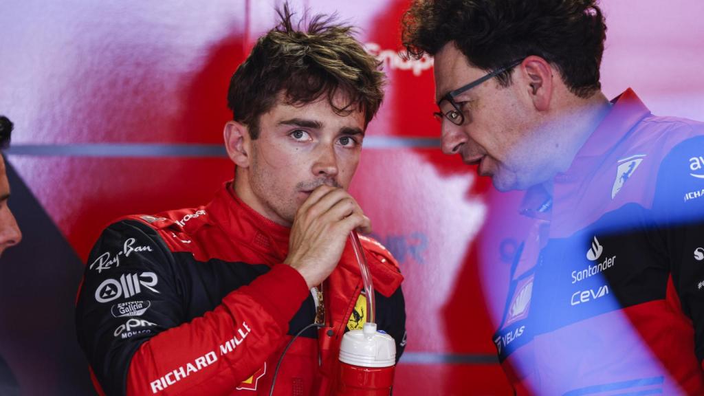 Charles Leclerc y Mattia Binotto hablan durante un Gran Premio