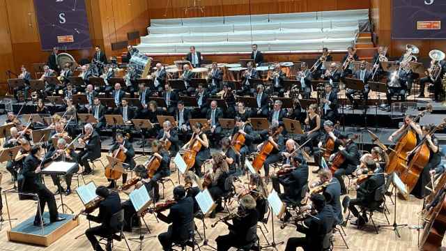 Pablo González dirige 'La consagración' a una Orquesta RTVE enorme, con 5 flautas, 5 oboes, 2 timbaleros y los demás en proporción.