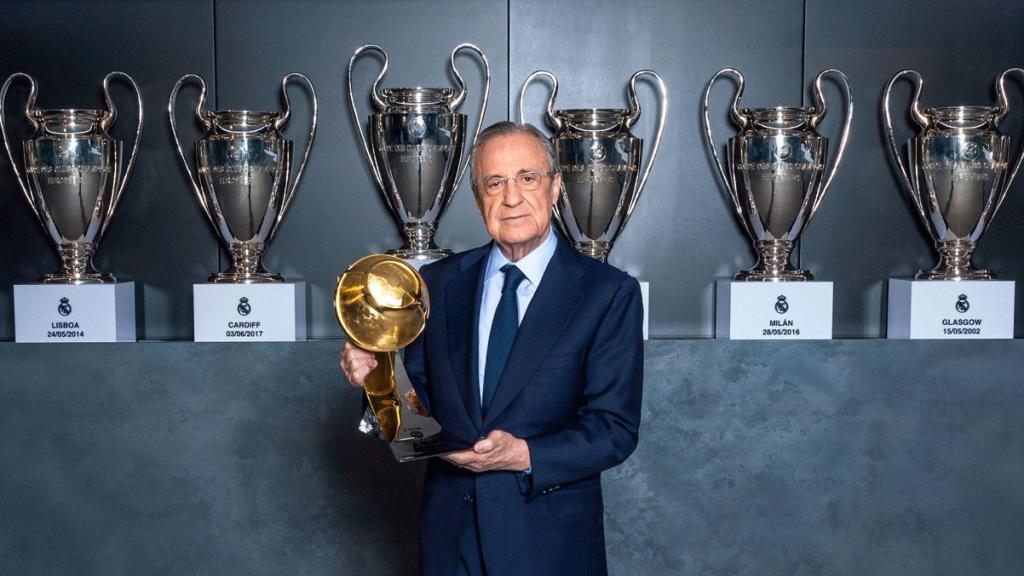 Florentino Pérez con el premio de los Globe Soccer