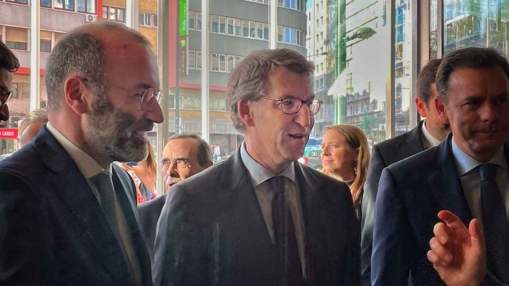 Alberto Núñez Feijóo, junto a Manfred Weber, presidente del Partido Popular Europeo, en la Asamblea del EPP en Lisboa.