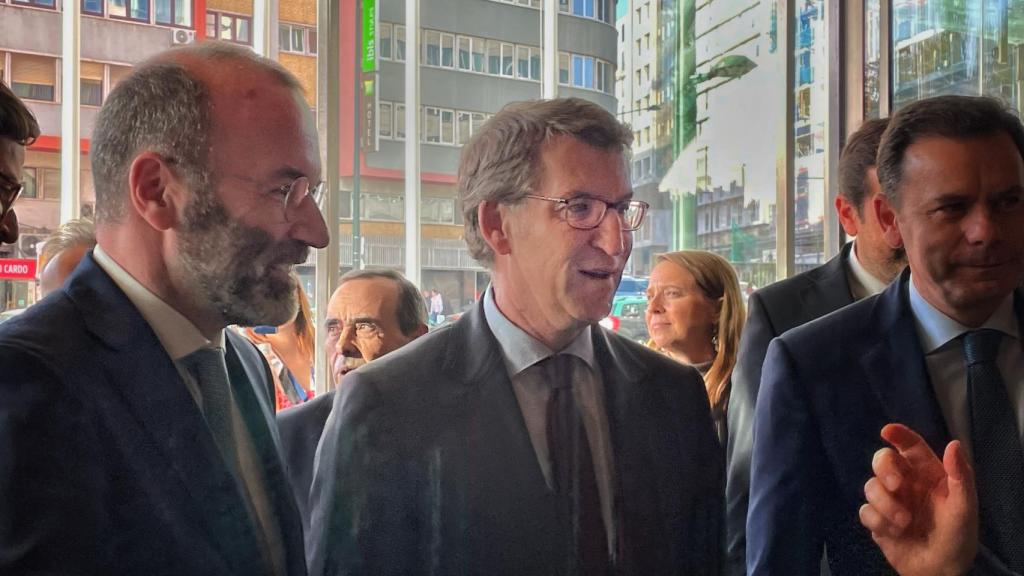 Alberto Núñez Feijóo, junto a Manfred Weber, presidente del Partido Popular Europeo, en la Asamblea del EPP en Lisboa.