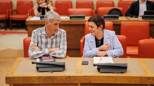 El diputado de EH Bildu Oskar Matute y la portavoz de EH Bildu en el Congreso, Mertxe Aizpurua, este miércoles durante la Comisión de Presupuestos.