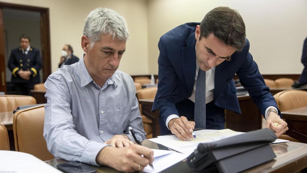 El diputado de EH Bildu, Oskar Matute (i) durante la Comisión de Asuntos Económicos del Congreso celebrada este jueves.