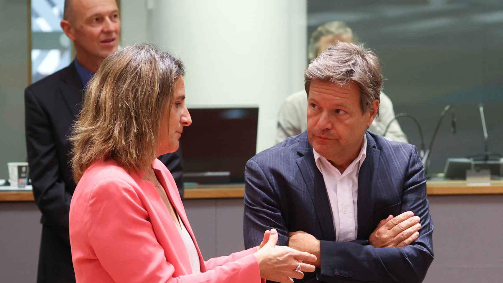 La vicepresidenta Teresa Ribera conversa con su homólogo alemán, Robert Habeck, durante una reunión en Bruselas