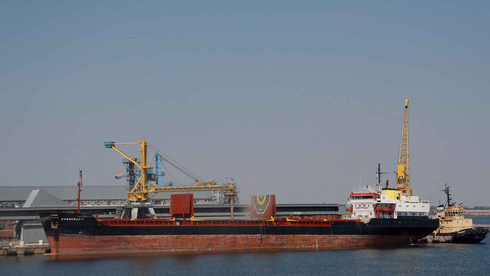 El buque de carga Kubrosli Y saliendo del puerto de Odesa.
