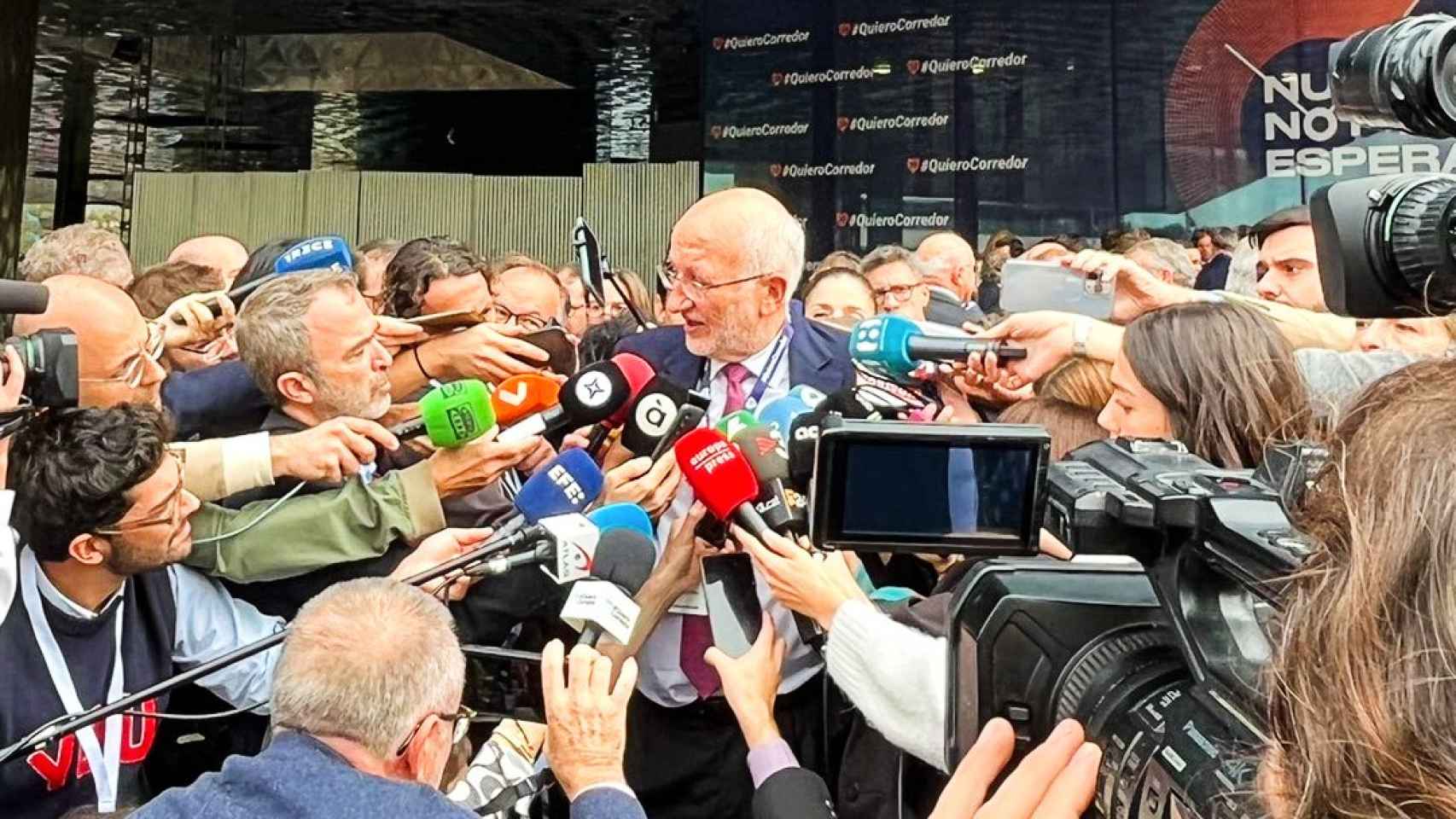 Juan Roig, durante sus declaraciones ante los medios en Barcelona. EE
