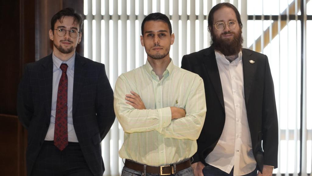 Los tres fundadores de Beemeral, con Francisco Calderón en el centro, en una imagen de archivo.