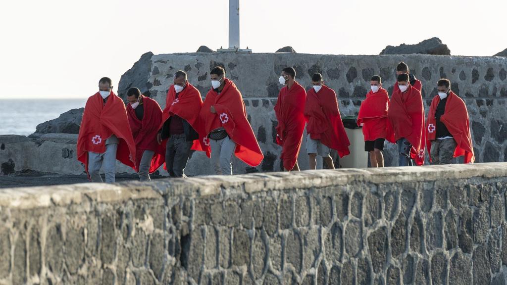 Inmigrantes magrebíes rescatados cerca de Lanzarote.