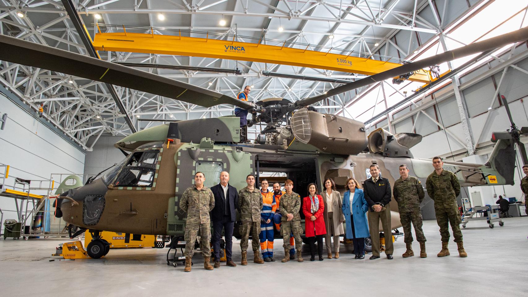 La ministra de Defensa, Margarita Robles, visita el Batallón de Helicópteros de Maniobras III, con base en Agoncillo.