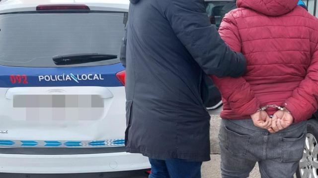 Intervenidas dos bolsitas de heroína en el entorno de un colegio de Os Mallos, en A Coruña