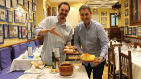 Los hermanos Chilo (i) y Jaime Rivero (d), presentando el cocido madrileño que venden en Casa Carola.