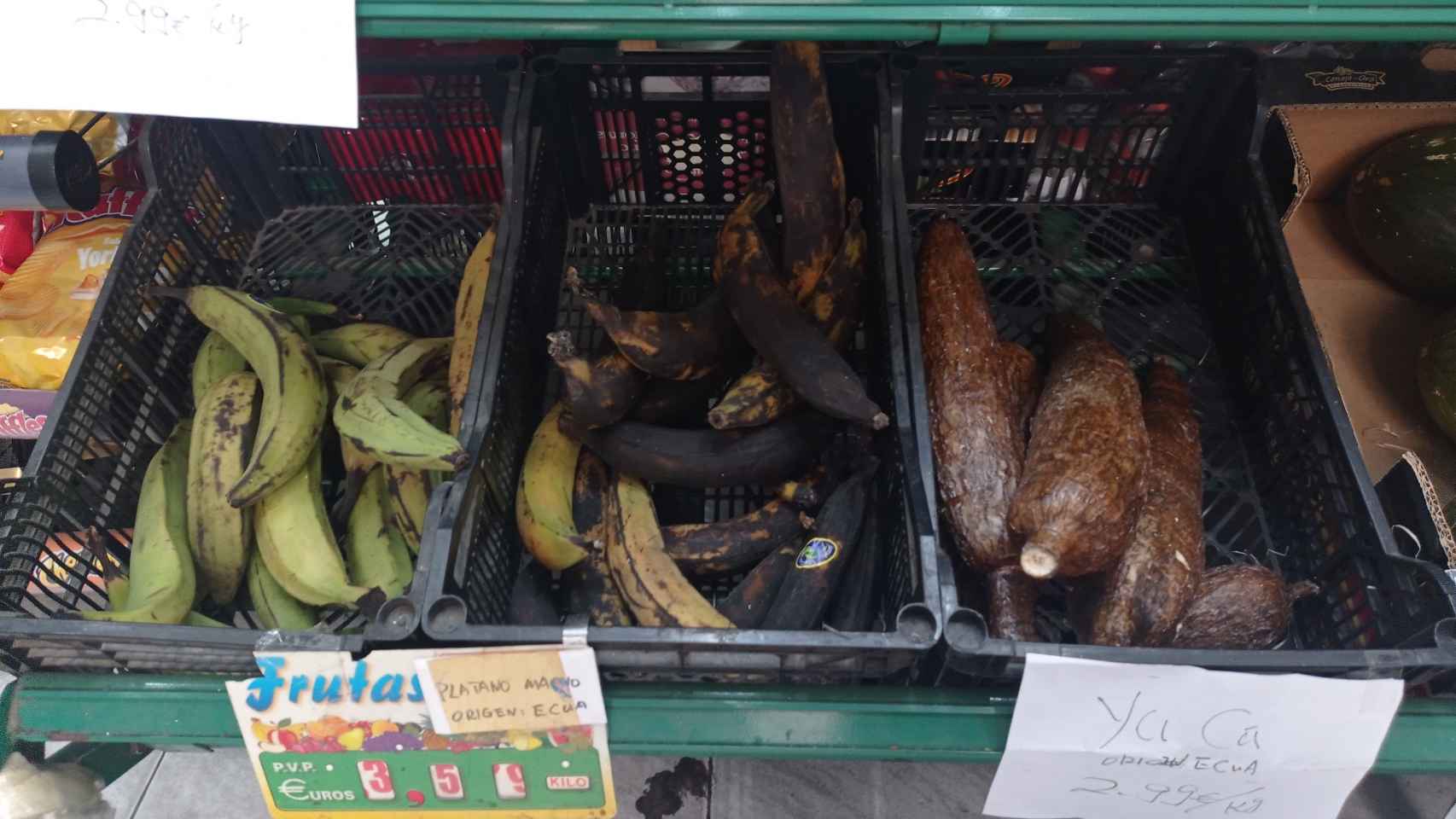 Los plátanos de la frutería regentada por personas de origen chino.