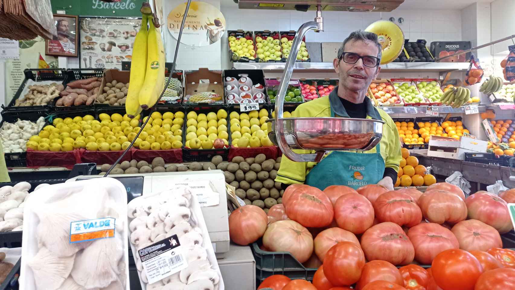 José Antonio Martínez, frutero del puesto Frutas Barceló.