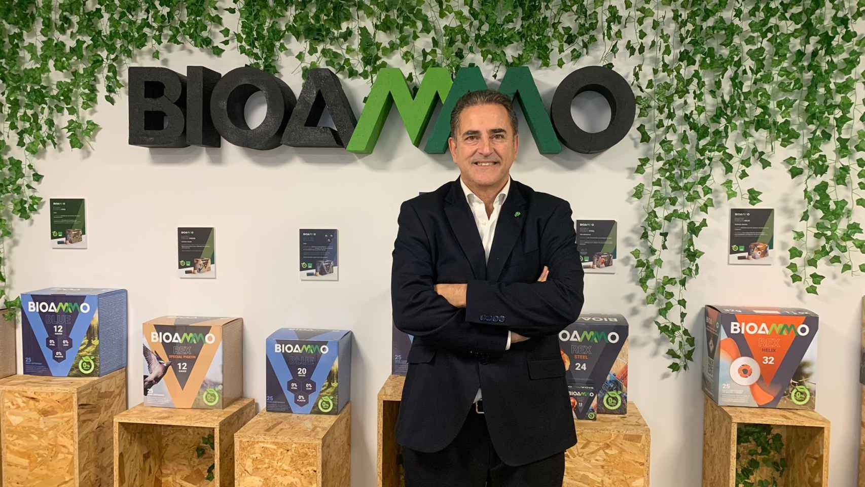 El fundador de BioAmmo junto a los productos de su empresa.