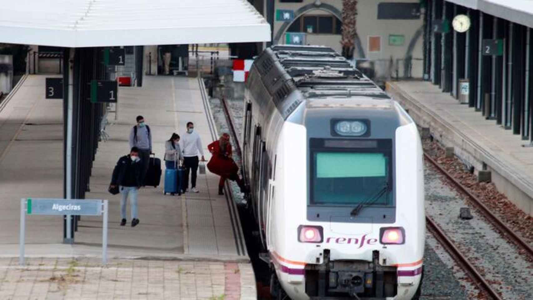 Pasajeros subiendo al tren en Algeciras.