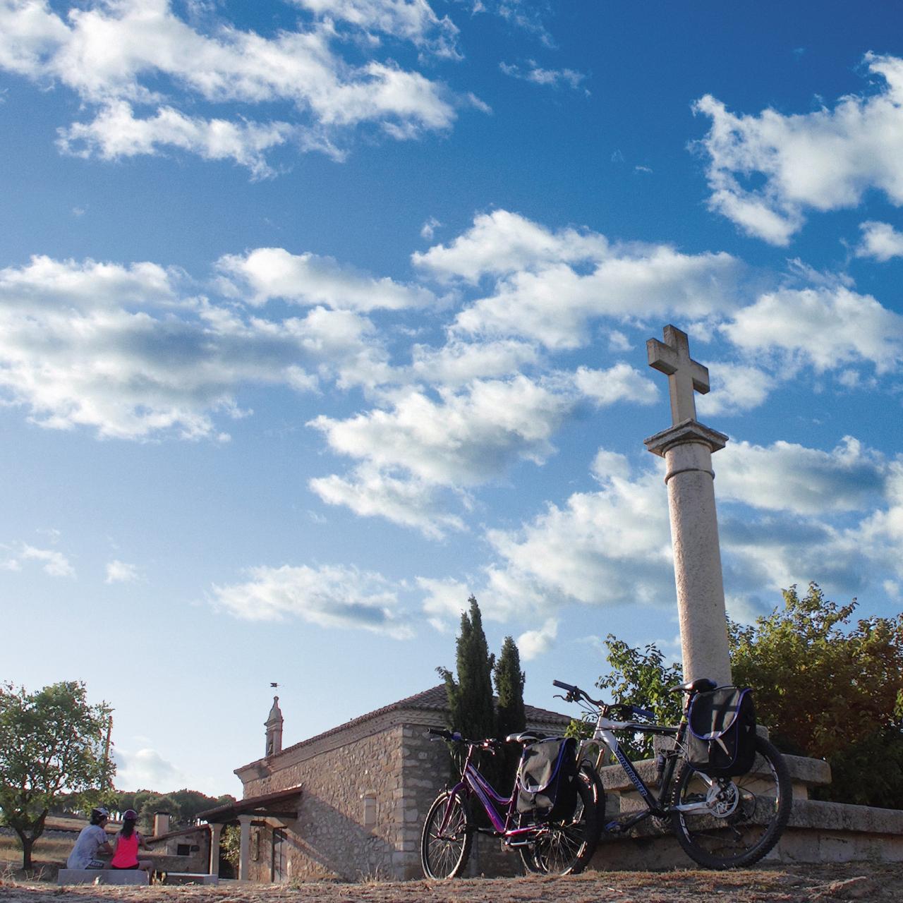 Ciclistas en la ermita de Valderrey.