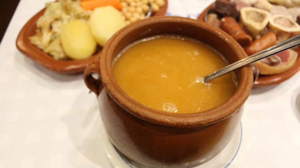 Detalle de la sopa de cocido de Casa Carola.