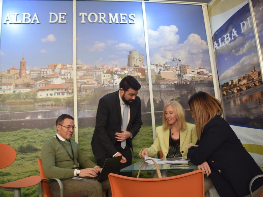 La alcaldesa de Alba de Tormes, Concepción Miguélez, trabajando con sus colaboradores en el stand del municipio en Intur 2022.