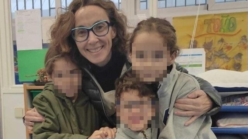 Juana, con sus tres hijos. Tuvo a sus dos mellizas con 43 y al segundo, con 47. Hoy tiene 53 años.