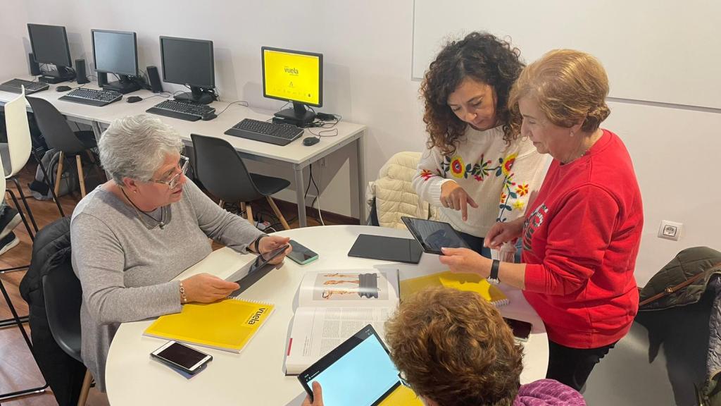 Usuarias manejando sus tablets del centro Vuela de Zahara de la Sierra (Cádiz)