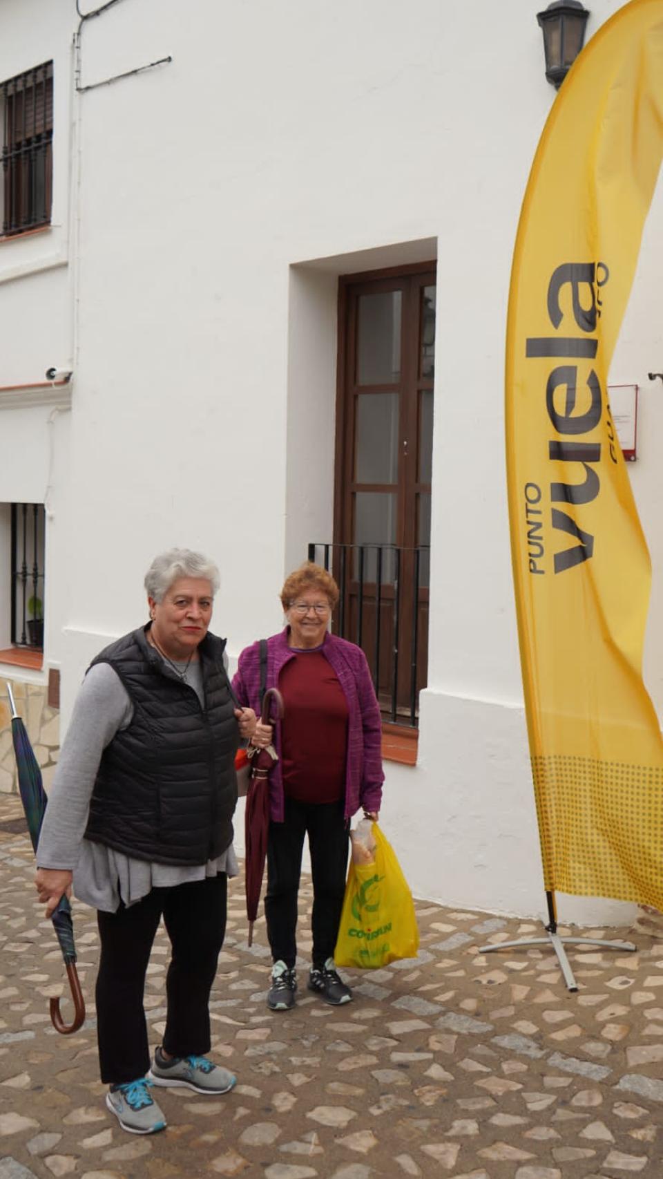 Usuarias en la puerta del edificio que alberga el centro Vuela de Zahara de la Sierra.